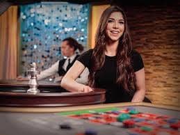 Antarmuka permainan Jewels of Prosperity menampilkan gulungan dan simbol batu permata